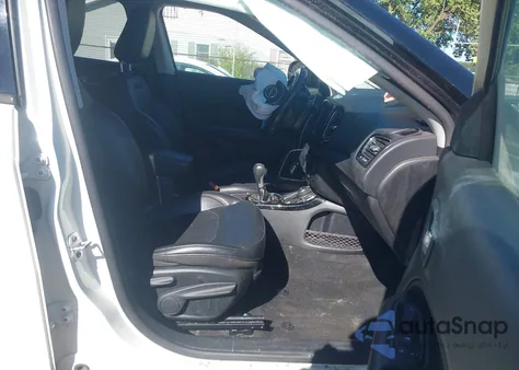 2019 Jeep Compass Limited 4X4 из США, поврежденный, VIN 3C4NJDCB5KT827375